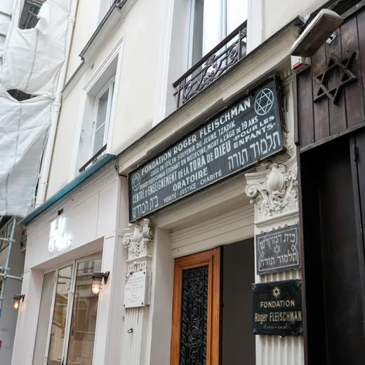 A synagogue entrance with Hebrew signage and a Star of David
